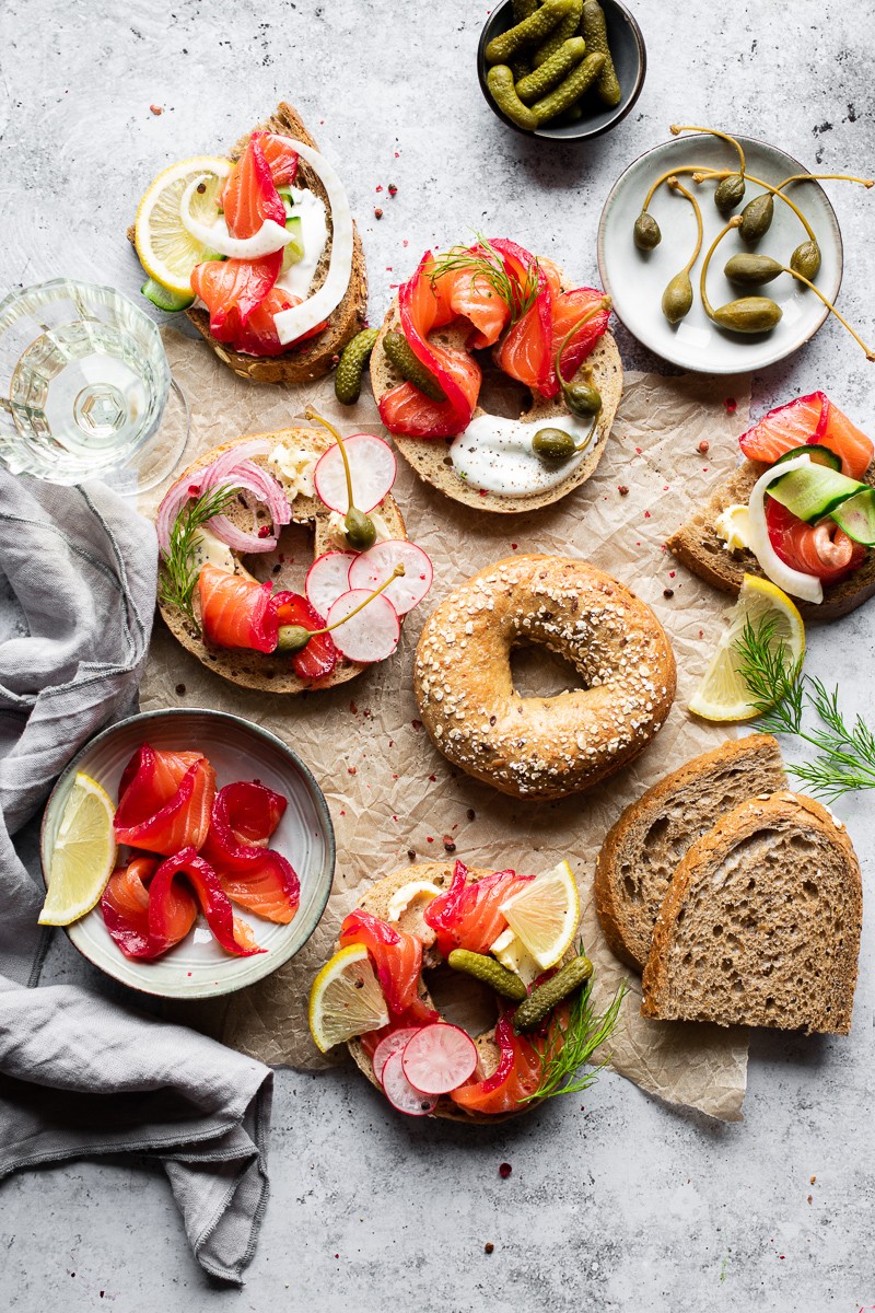 gravlax salmone marinato su bagel