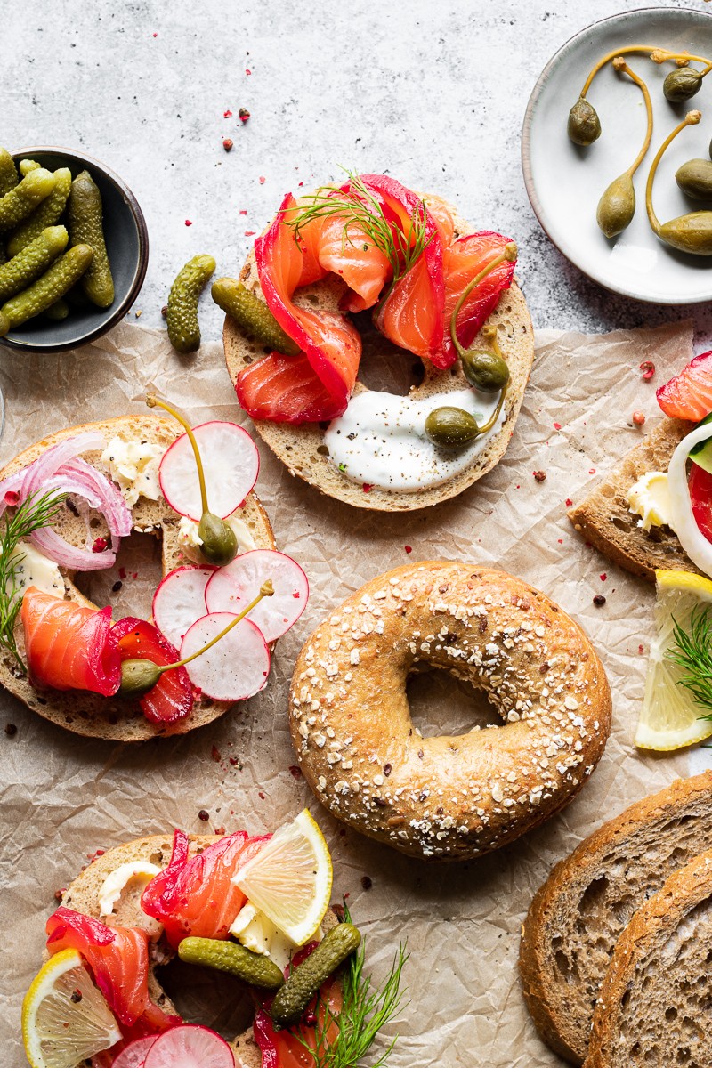 dettaglio di bagel con gravlax salmone marinato