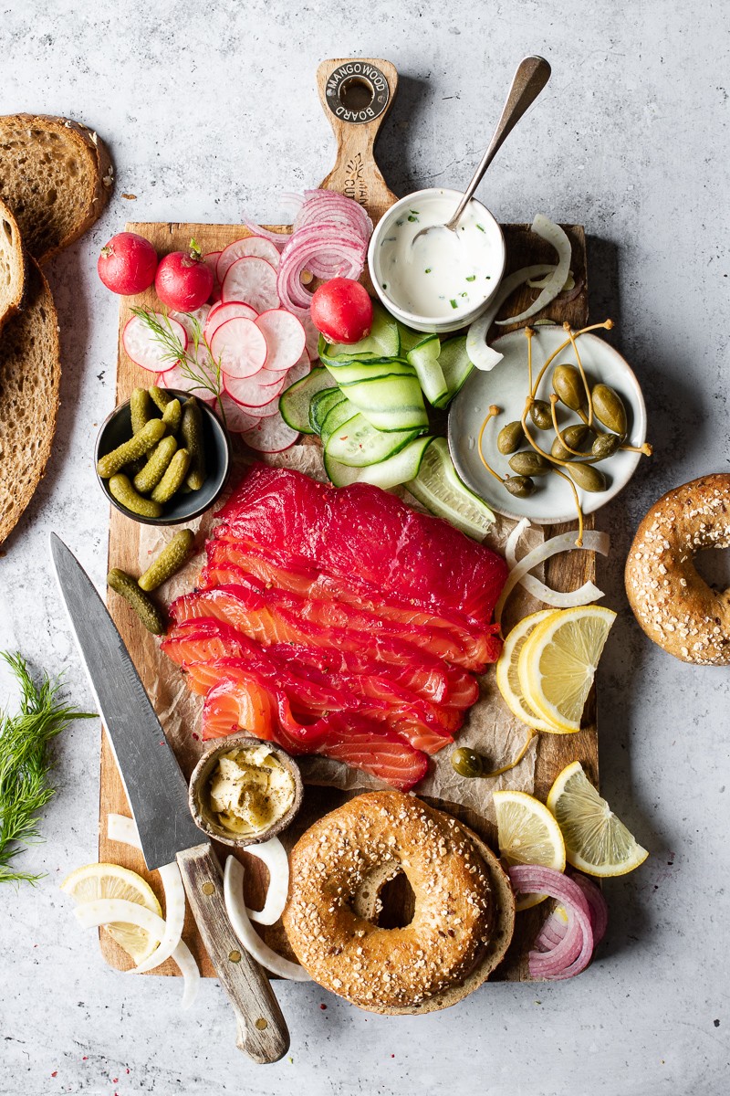 tagliere di gravlax salmone marinato