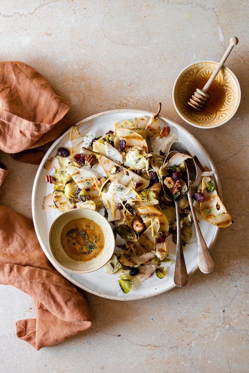 insalata di cavoletti di Bruxelles, pere grigliate e ricotta salata