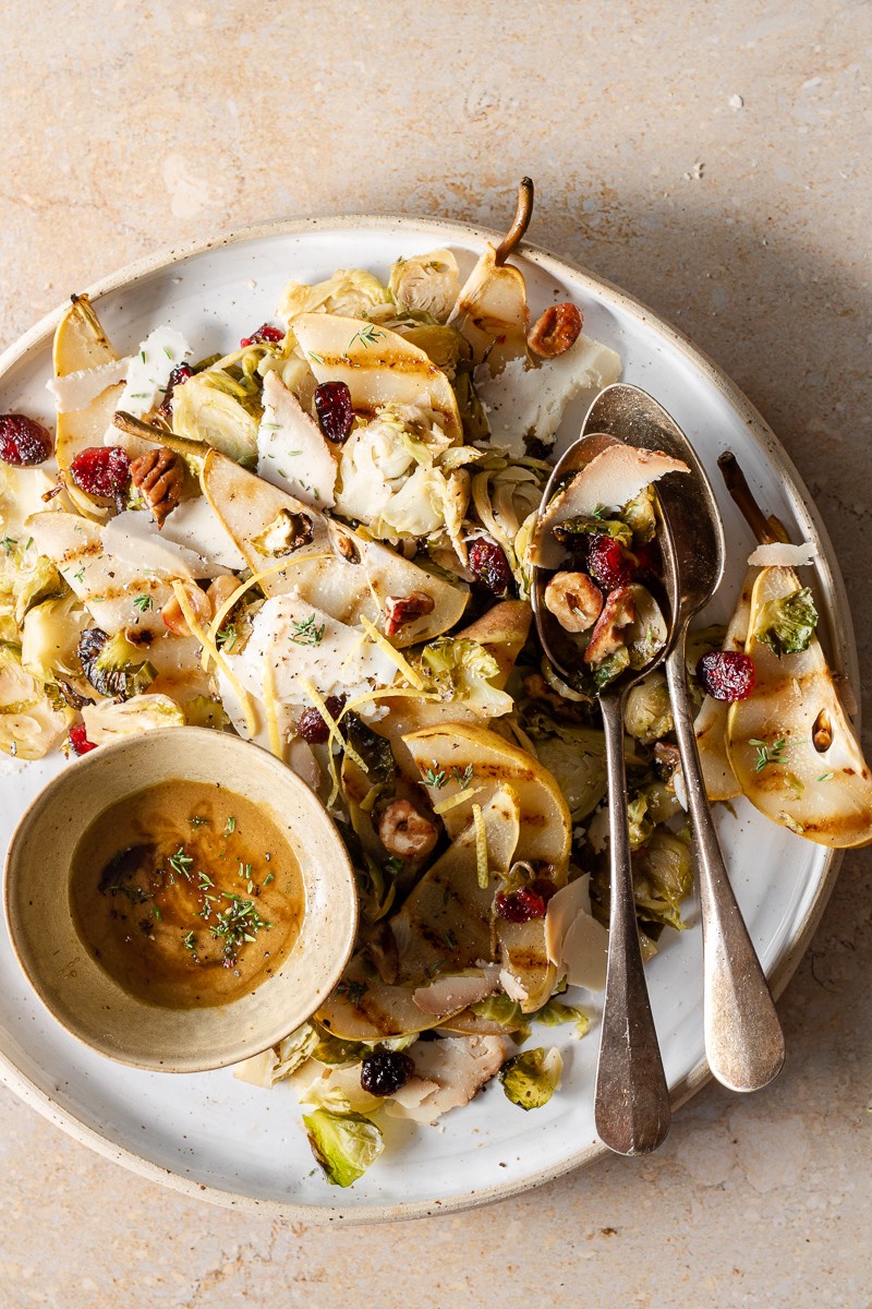 insalata di cavoletti di Bruxelles, pere grigliate e ricotta salata