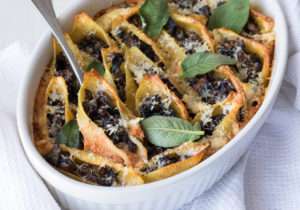 Pasta al forno ai funghi e sugo aromatico - vegetariana