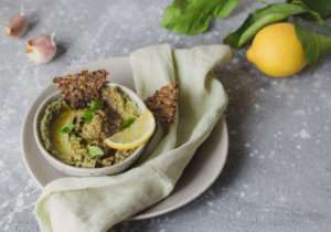 Dip di carciofi e crackers di quinoa