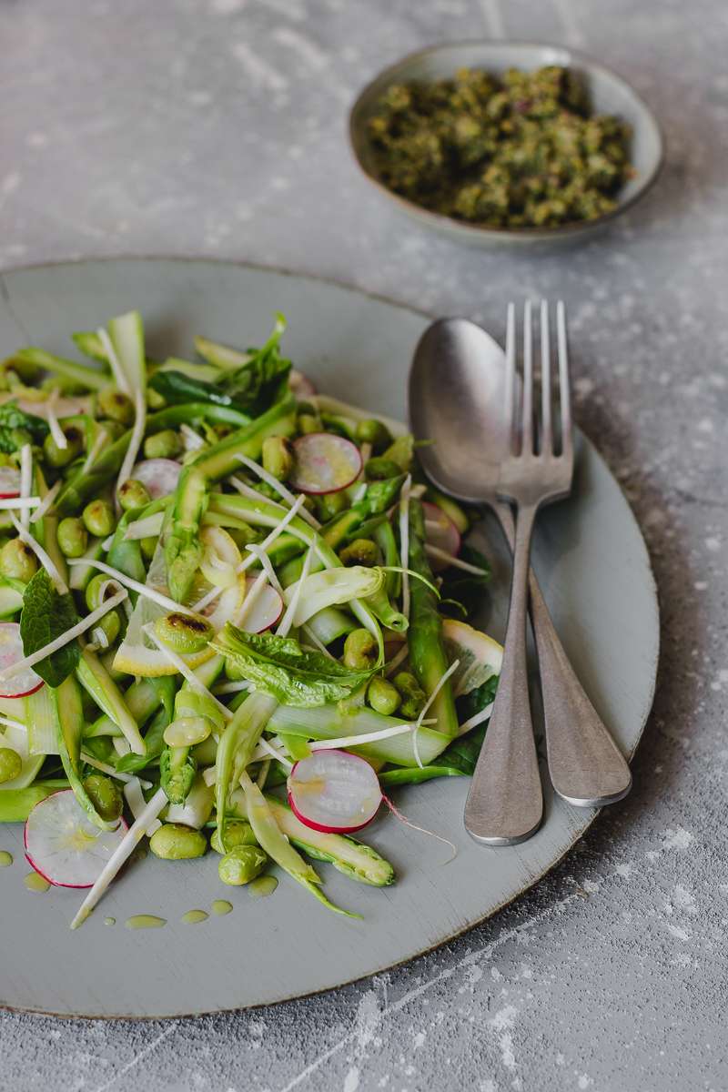 Insalata di asparagi e verdure primaverili