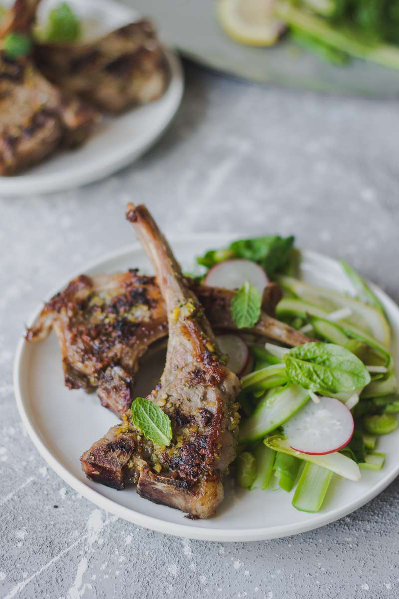 Costolette d'agnello aromatiche con insalata di asparagi e verdure primaverili