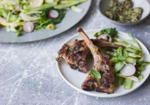 Costolette d'agnello con gremolata e insalata di asparagi