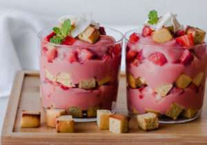 Coppe di crema senza zucchero all'arancia, fragole e cocco