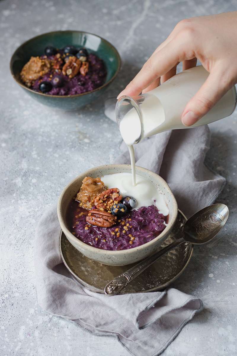Porridge alle carote viola e mirtilli
