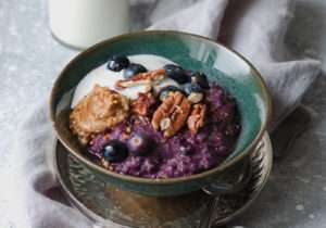 Porridge alle carote viola e mirtilli