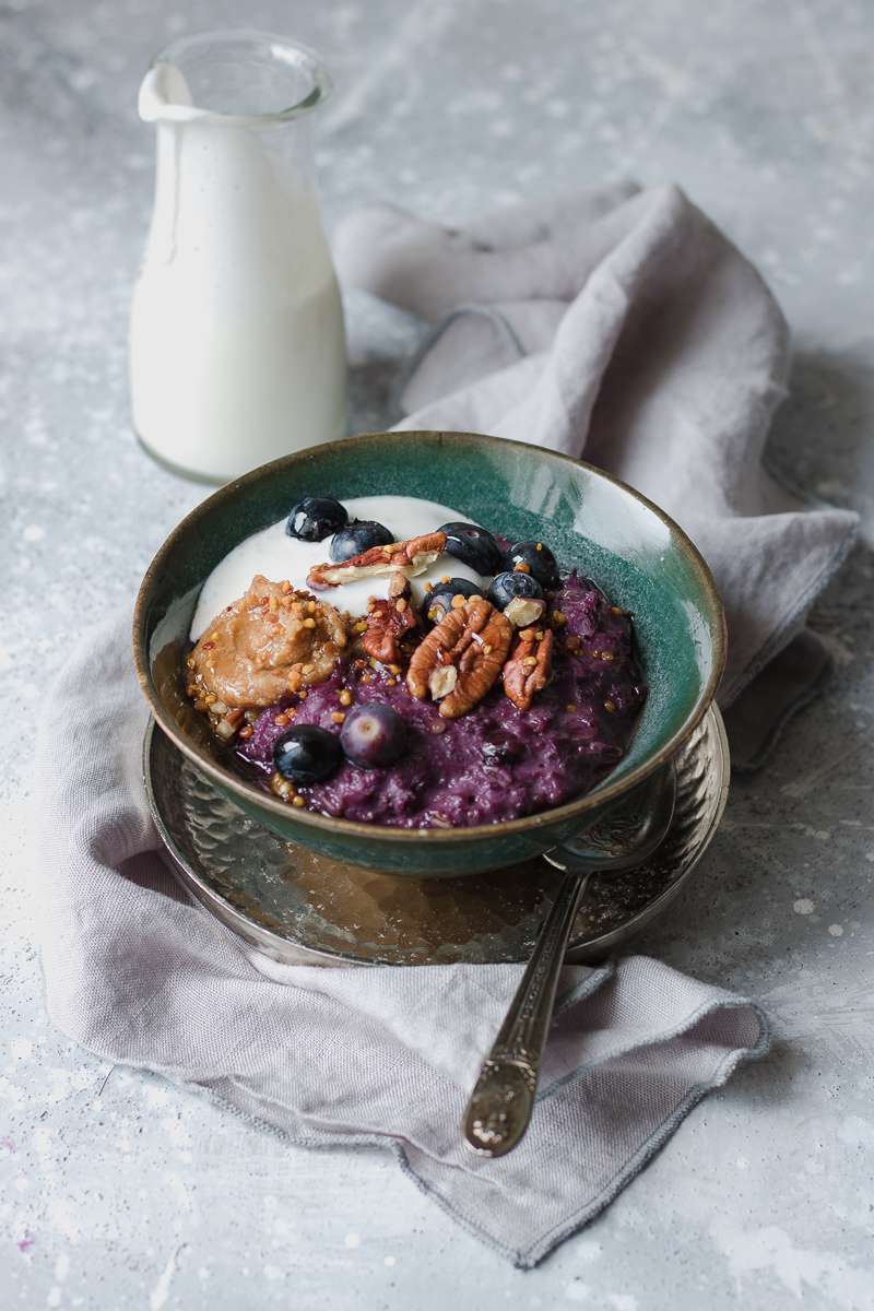 Porridge di carote viola e mirtilli
