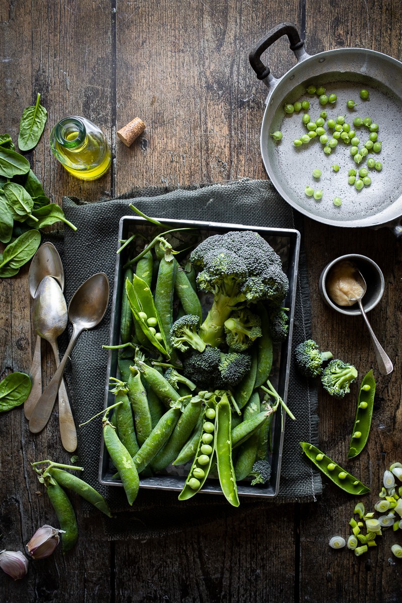 ingredienti per una crema di piselli e broccoli al miso