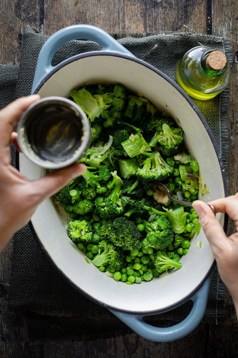 broccoli e piselli in una pentola
