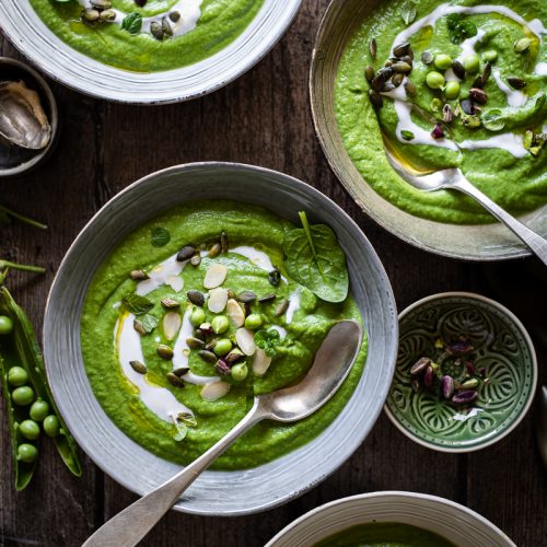 4 piatti di crema di piselli e broccoli al miso