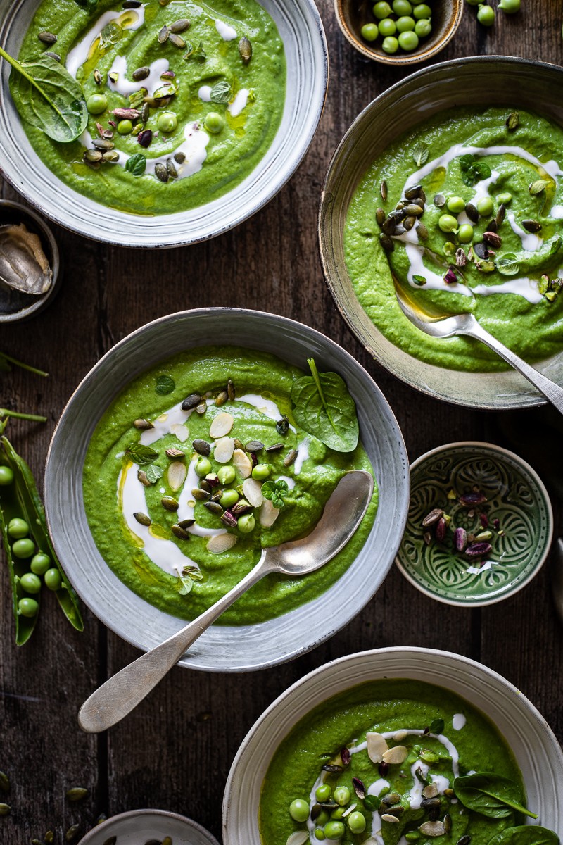 4 piatti di crema di piselli e broccoli al miso