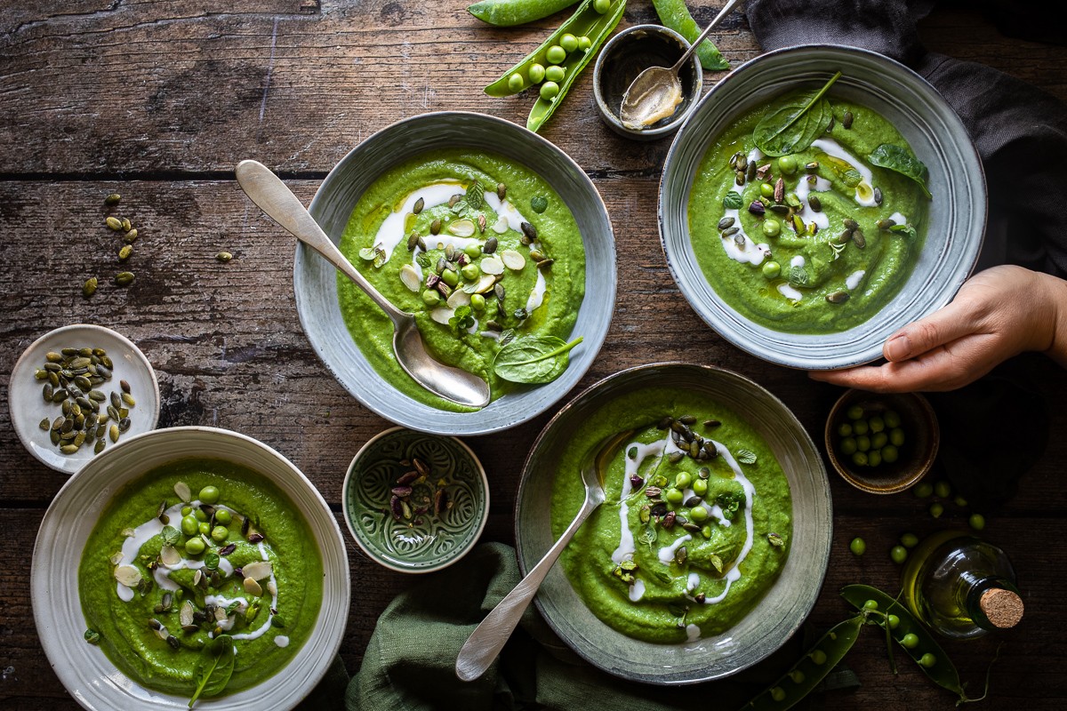 4 piatti di crema di piselli e broccoli al miso