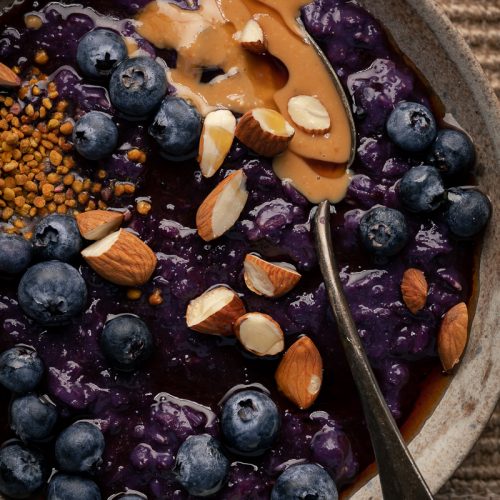 porridge vegano ai mirtilli e carote viola