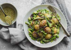 Insalata di patate senza maionese con verdure primaverili e salsa alla senape