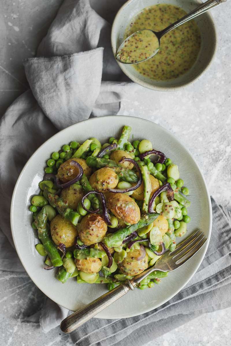 Insalata di patate senza maionese con verdure primaverili e uovo in camicia