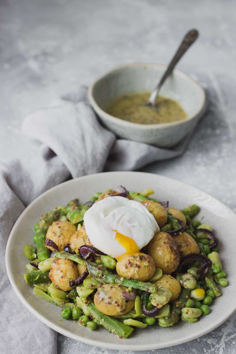 Insalata di patate senza maionese con verdure primaverili e uovo in camicia