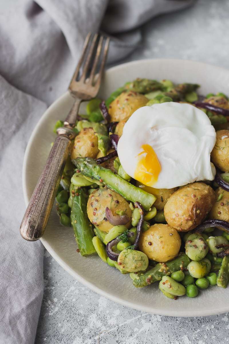 Insalata di patate senza maionese con verdure primaverili e uovo in camicia