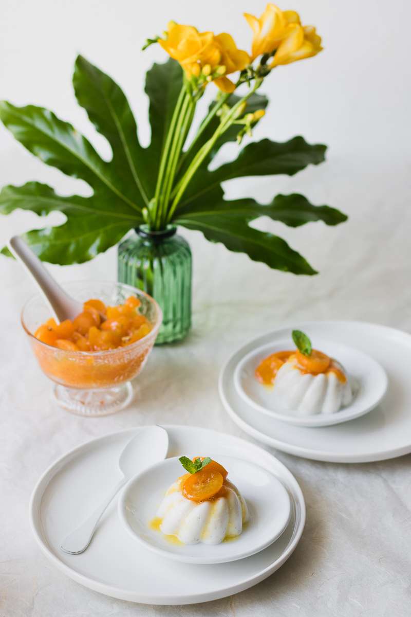 Panna cotta alleggerita senza panna con kumquat canditi e menta