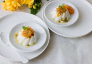 Panna cotta alleggerita senza panna con kumquat canditi, frutto della passione e menta