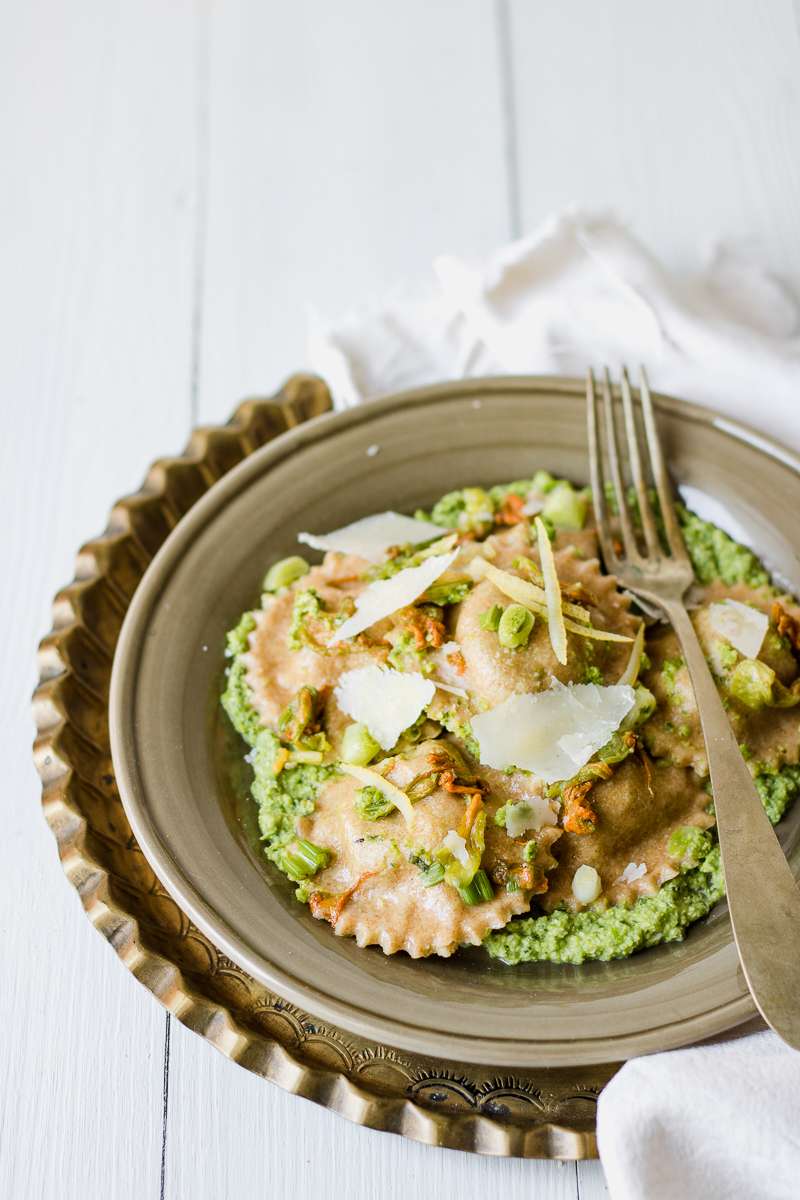 Ravoli di carciofi con fiori di zucchina e pesto di zucchine e piselli