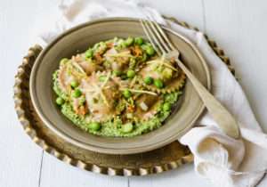 Ravoli di carciofi con fiori di zucchina e pesto di zucchine e piselli