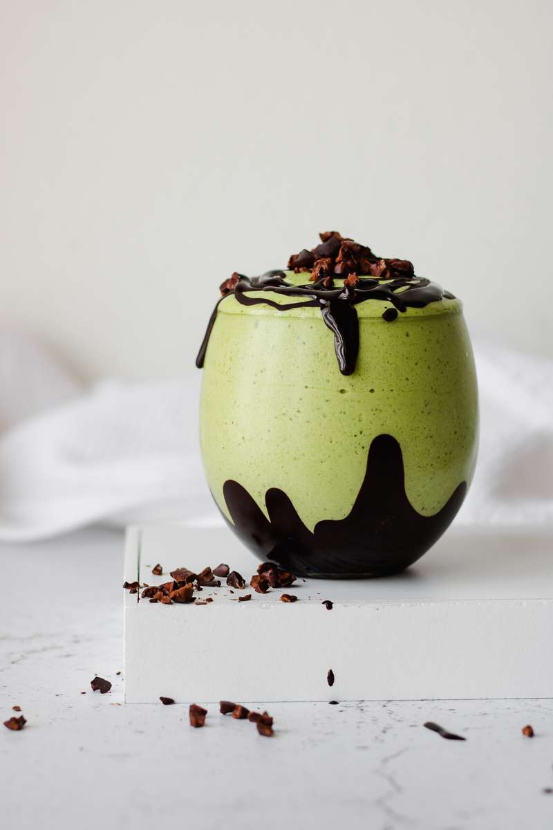 Frappè al tè matcha e cioccolato senza frutta e zucchero, iperproteico, senza glutine adatto alla PCOS, con guarnizione di granella al cioccolato