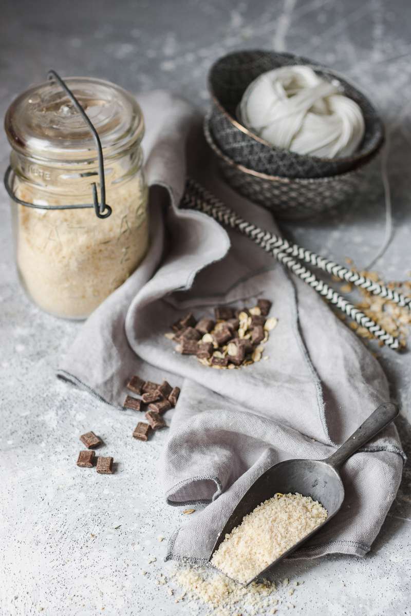 ingredienti per biscotti all'avena e al cioccolato senza burro nè zuccheri raffinati nè glutine