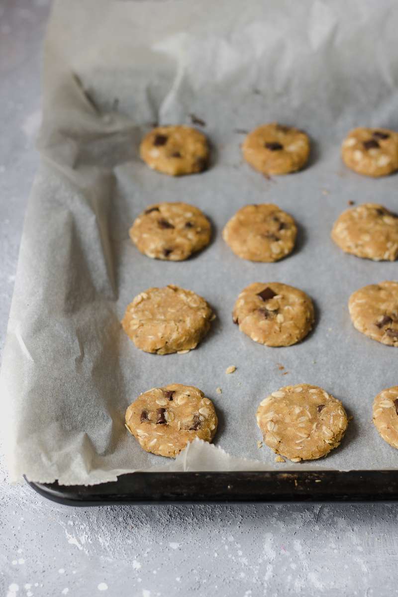 Biscotti all'avena e cioccolato pronti per la cottura in forno