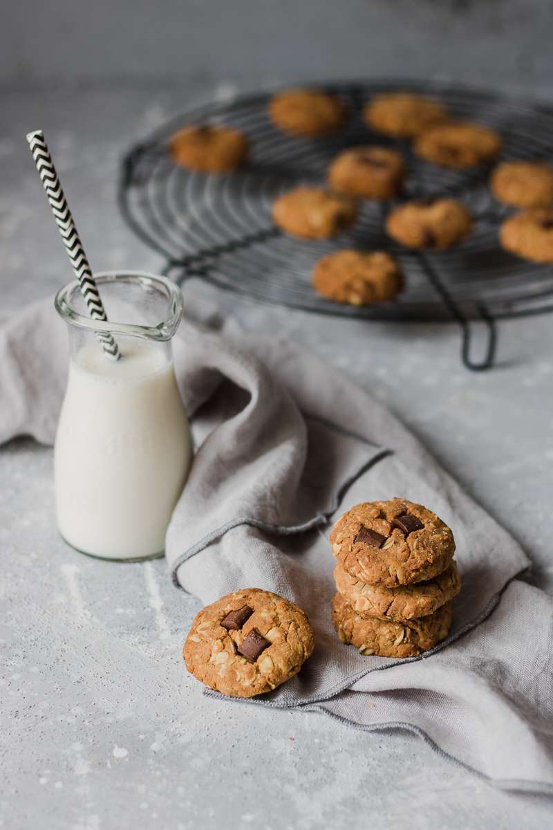 Biscotti all'avena e cioccolato appena sfonati, senza zuccheri raffinati, senza burro e senza glutine, perfetti insieme al lette freddo