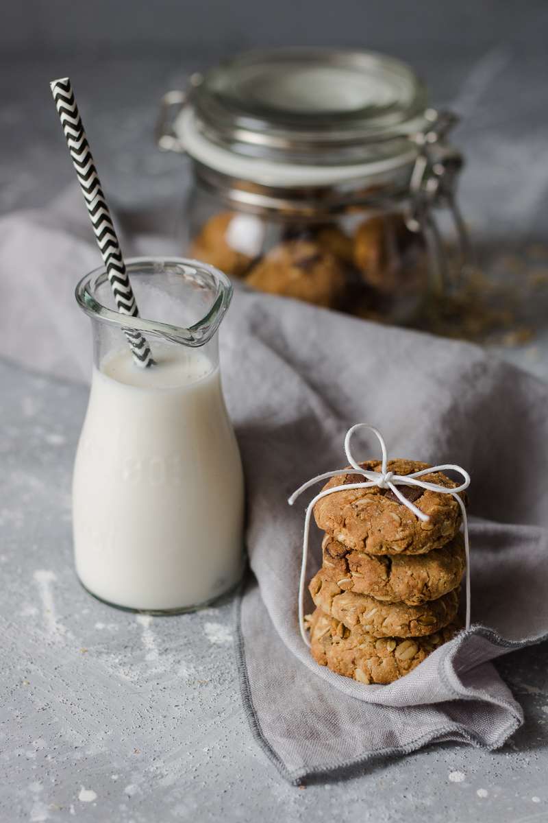 biscotti all'avena e cioccolato senza zuccheri raffinati, senza burro e senza glutine, perfetti insieme al lette freddo