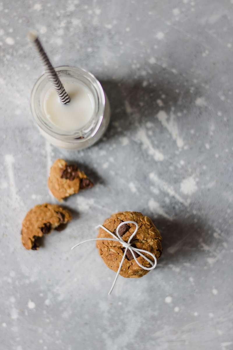 Biscotti all'avena e cioccolato senza zuccheri raffinati, senza burro e senza glutine, perfetti insieme al lette freddo
