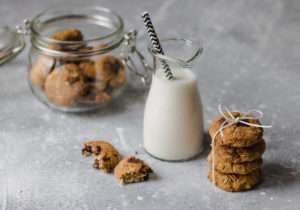 Biscotti all'avena e cioccolato senza zuccheri raffinati, senza burro e senza glutine, perfetti insieme al lette freddo