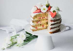Healthy Naked Cake fragole e limone: torta a strati senza zucchero, burro, olio, panna