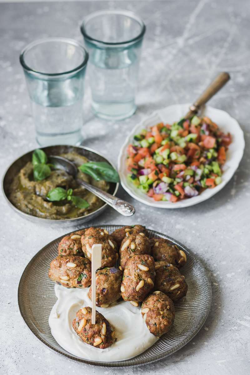 Polpettine di manzo speziate in stile mediorientale, con contorno di insalata israeliana, crema di melanzane arrostite e salsa alla tahina, LOW CARB