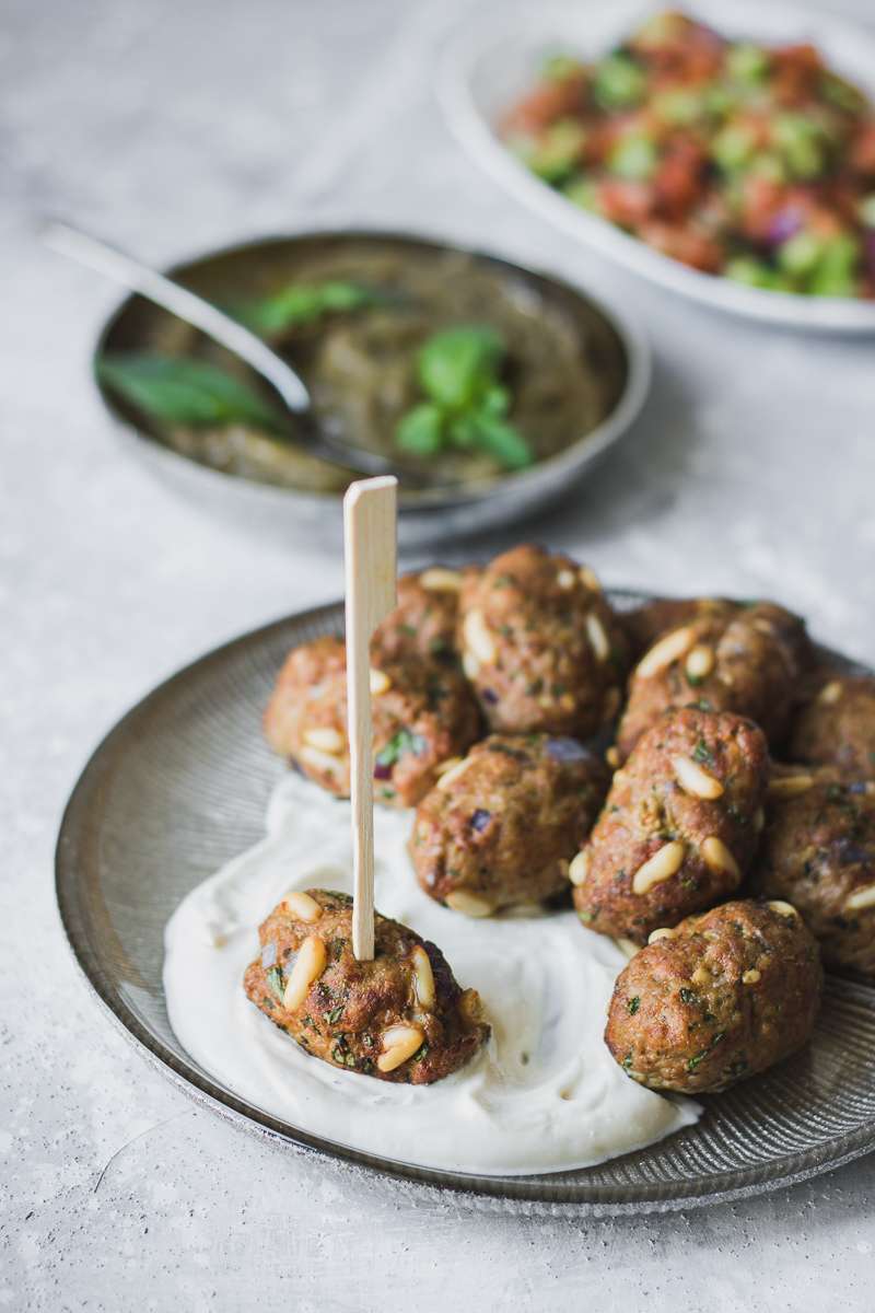 Polpettine di manzo speziate in stile mediorientale, con crema di melanzane arrostite e salsa alla tahina, LOW CARB