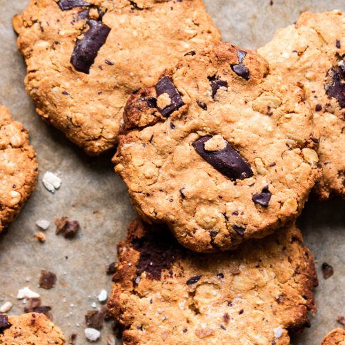 foto ravvicinata di biscotti all'avena e cioccolato su carta da forno