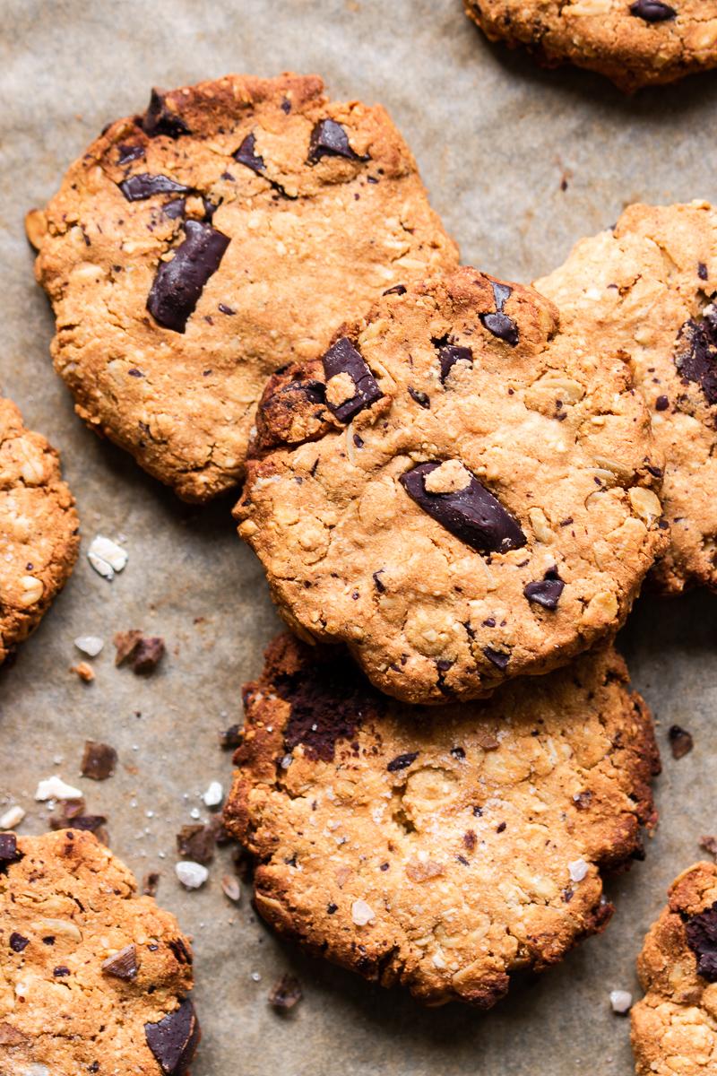 Foto ravvicinata di biscotti all'avena e cioccolato su carta da forno