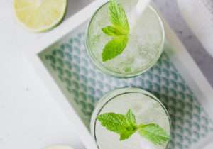 Due bicchieri di mojito al sakè con succo di fiori di sambuco