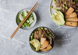Insalata di soba fredda con salsa alla tahina, tofu affumicato, melanzane e avocado