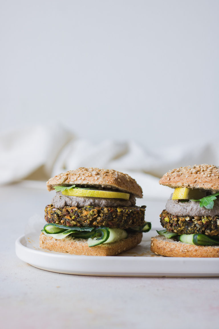 Veg burger di quinoa, patata dolce e fave