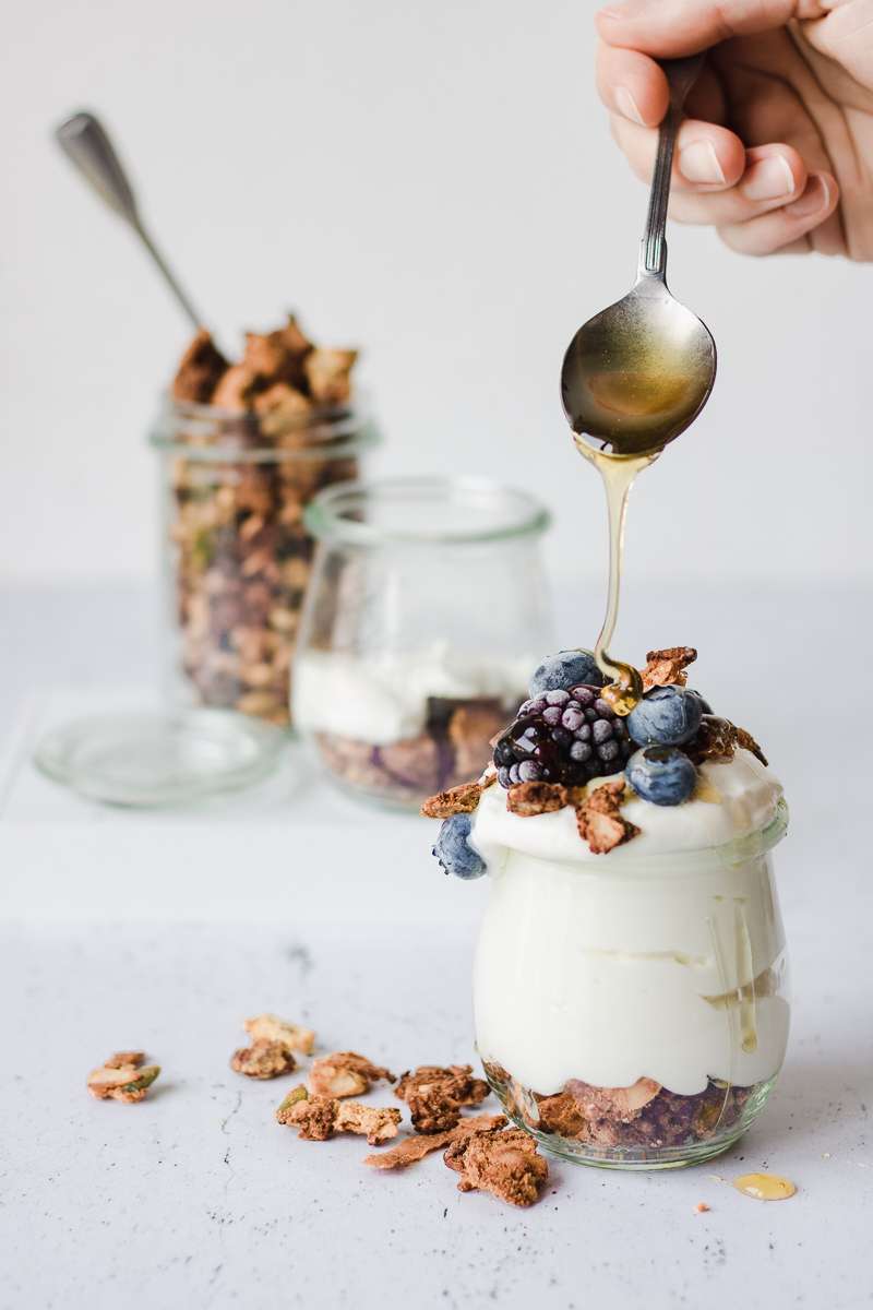 Granola senza cereali e low carb con yogurt e mirtilli e more