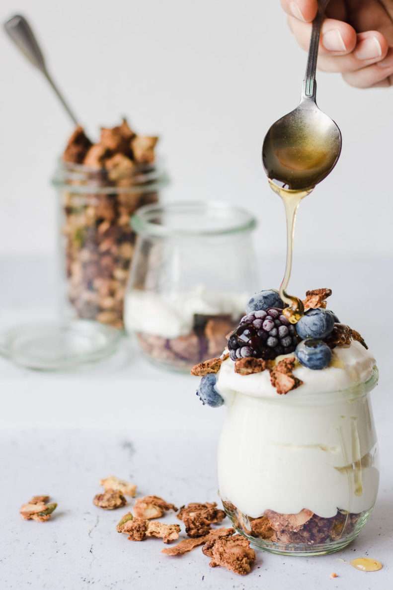 Granola senza cereali e low carb con yogurt e mirtilli e more