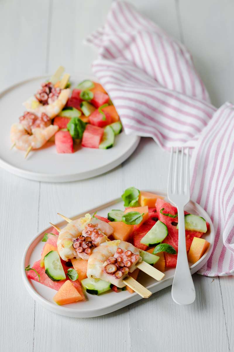 Insalata di anguria melone e cetrioli con spiedini di verdure, low cal e low fat, senza glutine e latticini