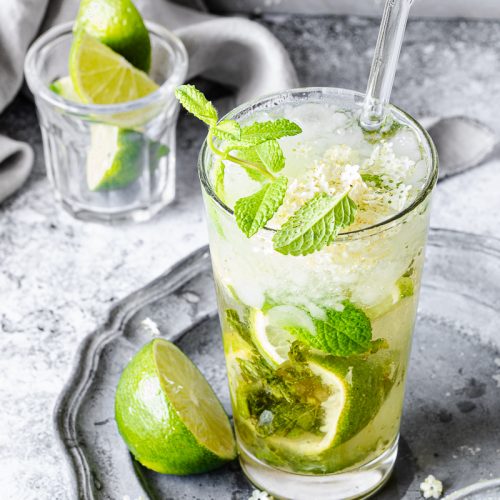 Bicchiere di mojito al sakè e fiori di sambuco anche in versione analcolica