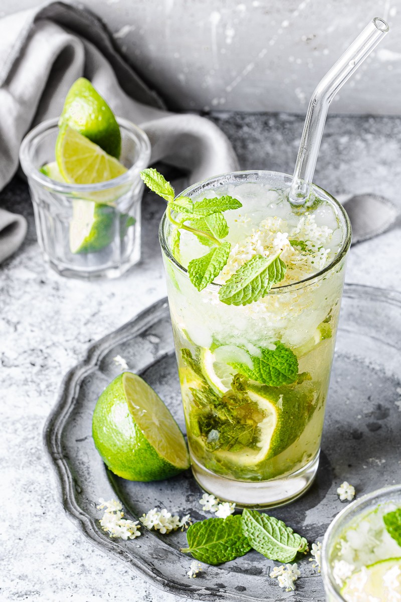 Bicchiere di mojito al sakè e fiori di sambuco anche in versione analcolica