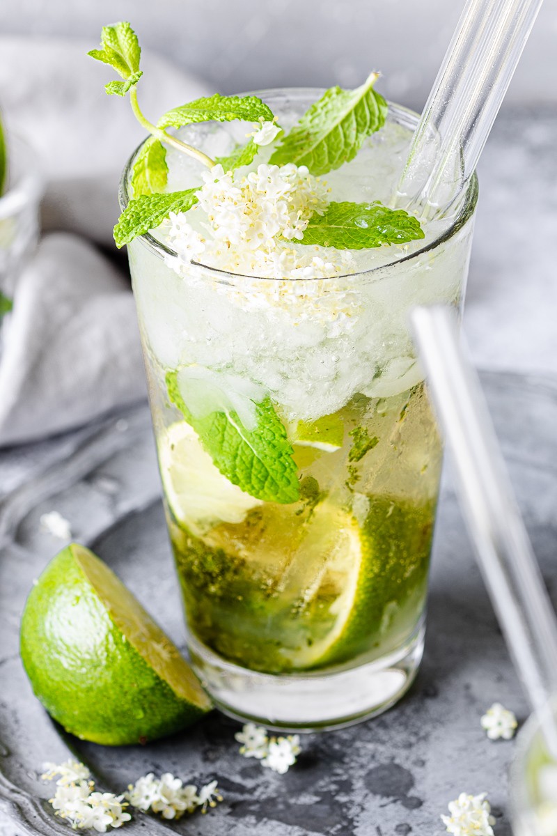 Bicchiere di mojito al sakè e fiori di sambuco anche in versione analcolica