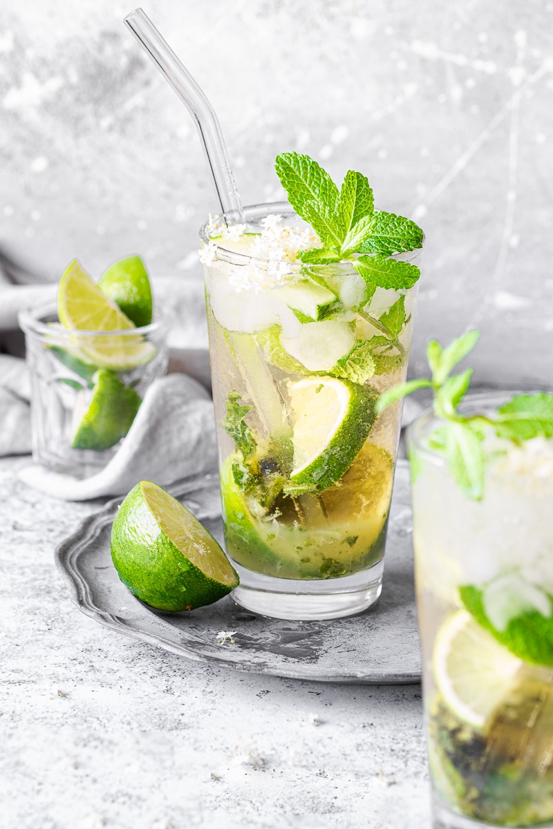 Bicchiere di mojito al sakè e fiori di sambuco anche in versione analcolica